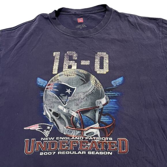 New England Patriots Helmet 2007 16-0 NFL Vintage Tee - Picture 2 of 3
